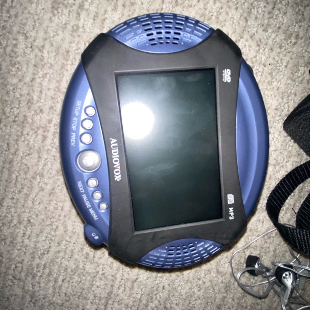 Audiovox portable DVD player w/ying Yang twins disc